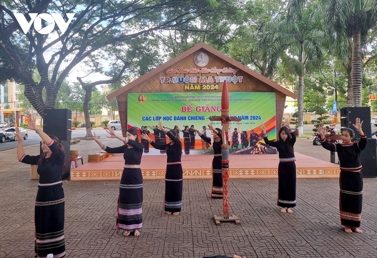 100 thanh thieu nien o buon ma thuot duoc hoc danh chieng, mua xoang hinh anh 2