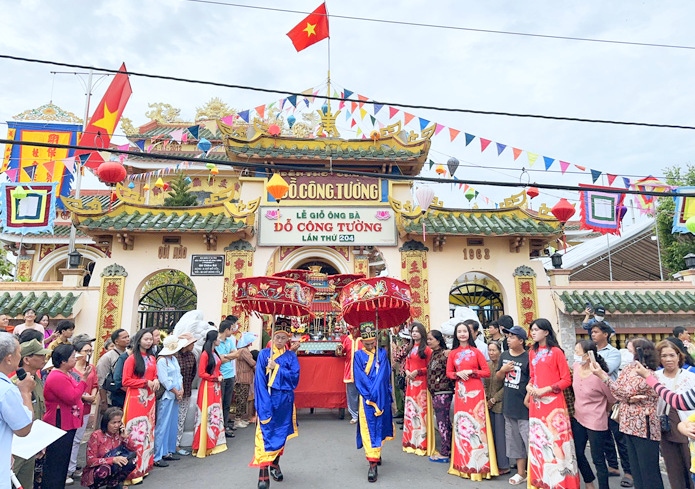 Dong thap to chuc trang trong le gio lan thu 204 ong, ba Do cong tuong hinh anh 3