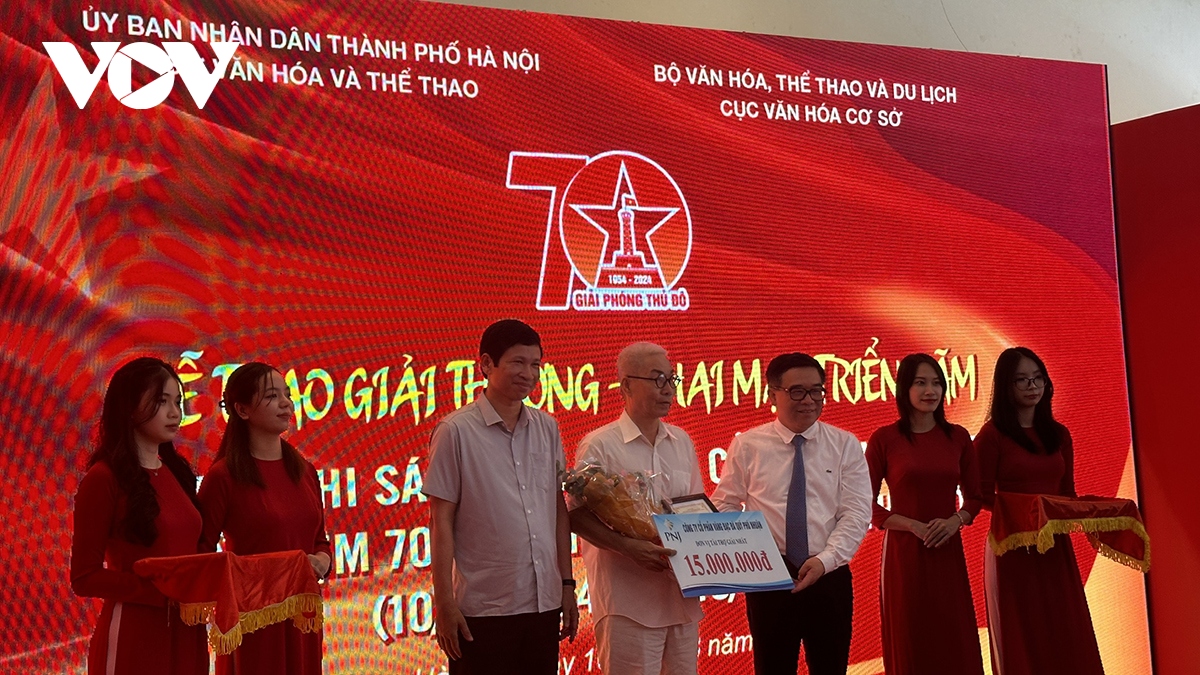 trao giai cuoc thi sang tac tranh co dong, logo 70 nam giai phong thu do hinh anh 1